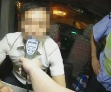 醉驾睡意来袭 司机直接熄火停快车道呼呼大睡