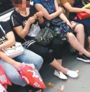 女子车内吃小吃 袋子扔一地