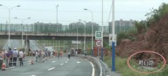 重庆百米长边坡崩塌 砸中货车砸毁民房