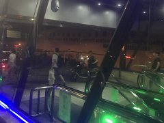 活久见！摩托车开到轨交站内拉客