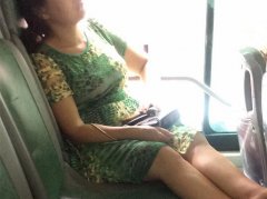 大妈躺在公交车上沐浴阳光  乘客宁愿站着也不坐