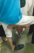 男子车厢内“金鸡独立”  吓坏乘客