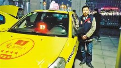 “雷锋的士”司机为伤者雨中撑伞半小时