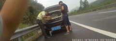 面包车开锅抛锚 执法人员饮用水救急