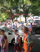 天降横祸 一女子过人行横道被皮卡车撞上