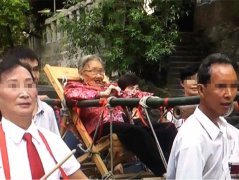 老太坐滑杆庆90岁大寿 锣鼓喧天很热闹