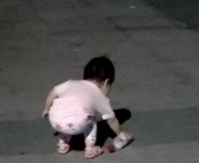 点赞！两岁女童广场上捡起路人丢的瓶子扔进垃圾桶