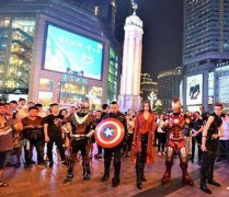 “复仇者联盟”惊现解放碑 市民围观