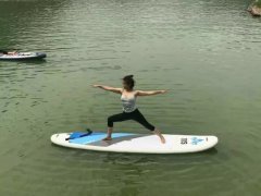 女子水上练瑜伽  人景合一画风惊艳