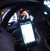 男子开车玩手机 人行道上撞伤人