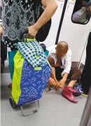 大叔车厢内坐地剪脚趾甲   乘客：好臭
