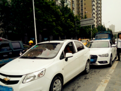 女子变道怼上奥迪车心头一紧 奥迪车主意外反应令其感动