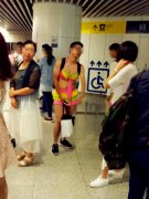 一对男女衣着辣眼睛站候车区聊天 令乘客侧目议论纷纷