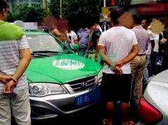 私家车出租车发生擦挂 司机竟半裸拉皮带当街开打