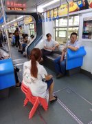 有趣！女子带座椅从车厢里坐到车厢外