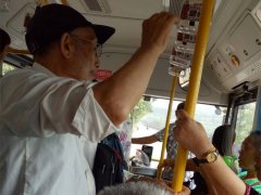 八旬大爷公交车上让座两次  感动网友