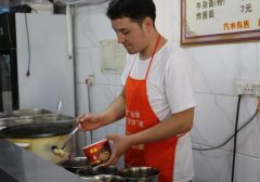 重庆小伙毕业留武汉卖热干面 月入过万