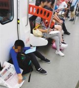 这个小男孩可能是个好学生 但绝不是好乘客