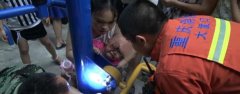 幼童手指被卡健身器 消防快速营救