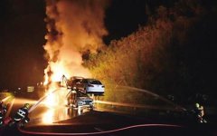 挂车高速公路起火 车上所载的15辆轿车过半被烧毁