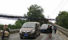 大货车司机卸货后忘将货厢收起 挂倒电线杆