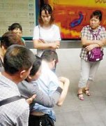 重庆公交车司机背乘客下车 刷爆朋友圈