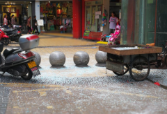 闹市区观光电梯玻璃炸裂 下了一场“玻璃雨”吓坏路人