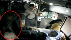 小女孩带八旬婆婆乘车 公交司机为她捏把汗