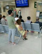 男子医院穿高跟鞋走路遭非议 竟是担心爱人脚受伤