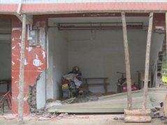 男子开车送小孩去医院 途中将房屋撞塌了半壁墙