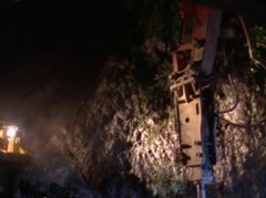 重庆发生山体垮塌200吨巨石拦路 抢通还需10个小时