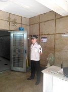 住户忘记锁门 保安门外等候4小时