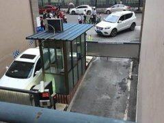 车主想停霸王车 不缴费车堵收费入口以示威胁