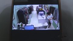 女子试穿衣服后“顺手牵羊” 监控拍下偷衣全过程