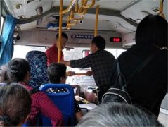 大妈坐公交车漏刷卡 被提醒后大骂司机