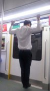 小伙把车厢当成健身房 抓扶手做引体向上10多分钟