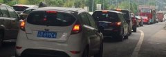 司机们等不及了 高速公路迎来出行高峰
