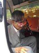 九旬老人被狗惊吓摔伤 民警及时将其送医救治