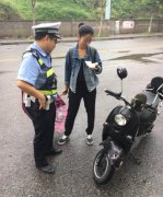 这种行为“要不得”！ 女子边骑车边聊微信