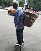 白发大爷背着背篓脚踩“风火轮” 路边来去如风