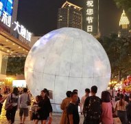 重庆街头现“超级大月亮”  直径8米