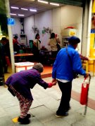 你牵着我我拉着你 一步一步再慢也是我们的日子