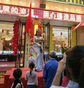 女子头戴皇冠街头玩蛇 众人驻足围观