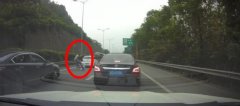 两男子开斗气车  高速路快车道大打出手