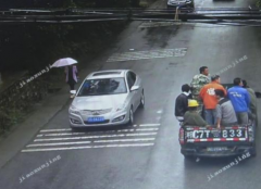 5座皮卡车装下15人 司机还无证驾驶