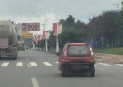 车尾都烂了  无牌三轮还载乘客上路