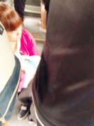 女子抱着孩子乘公交坐台阶 竟没乘客让个座