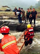 8人被困河滩 消防官兵紧急救援