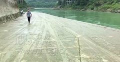 男子河边洗车 遭遇湿滑路面致爱车掉入江中