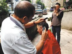 六旬大爷开3元理发铺
